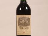 une bouteille de vin posée sur une table