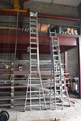 une échelle appuyée contre un mur dans un garage