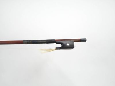 un archet de violon muni d'une corde à son extrémité