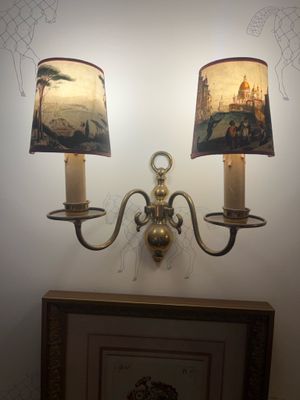 deux lampes accrochées au mur à côté d'un tableau