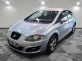 la voiture argentée est garée dans le garage sur le sol en damier