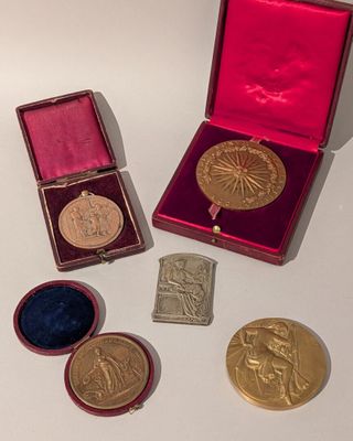 Ensemble de cinq médailles en bronze et cuivre - Photo 1