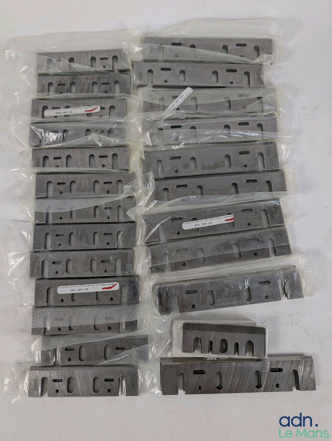 Lot de 24 paires de fers de rabot électrique Sharp MAKITA.
