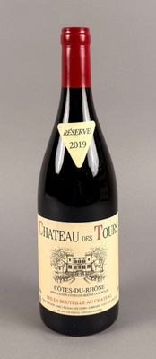 une bouteille de vin posée sur une table