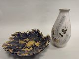 deux vases posés l'un à côté de l'autre sur une table