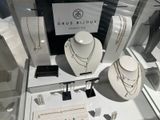 de nombreux colliers et bracelets exposés dans une vitrine