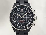 La montre est noire et possède un cadran noir.