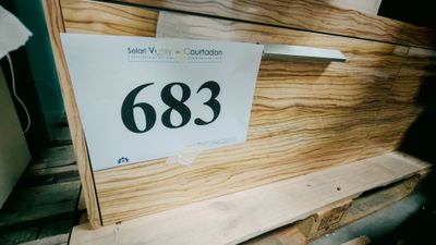un panneau sur lequel est inscrit « 683 », posé sur une palette