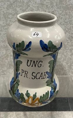 un vase blanc orné de fleurs bleues, posé sur une table