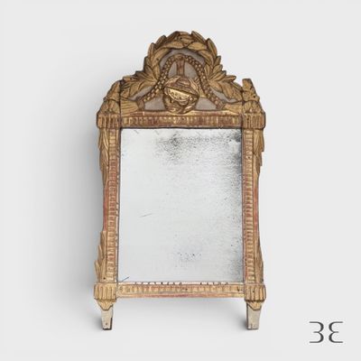 une image d'un miroir avec un cadre doré sur un fond blanc