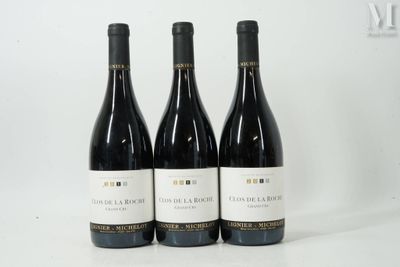 trois bouteilles de vin posées sur une table blanche