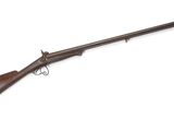 un fusil avec un canon en bois sur fond blanc