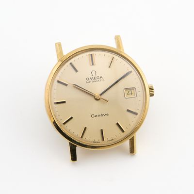 une montre en or sur une surface blanche avec un fond blanc