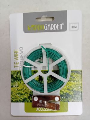 un gros plan d'une bobine de fil vert posée sur une carte
