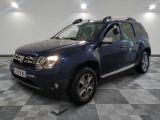 la photo d'une voiture bleue garée dans un garage