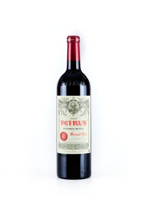 une bouteille de vin rouge posée sur une table blanche