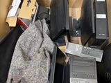 beaucoup de matériel informatique dans une boîte posée par terre