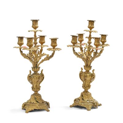 PAIRE DE CANDÉLABRES à cinq feux en bronze ciselé et doré, à…