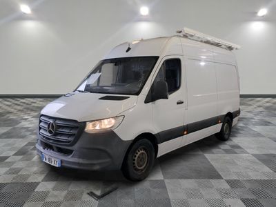 Le fourgon Mercedes-Benz Sprinter est garé dans une grande pièce
