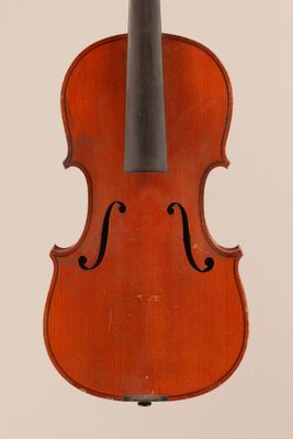un vieux violon avec un archet sur fond blanc
