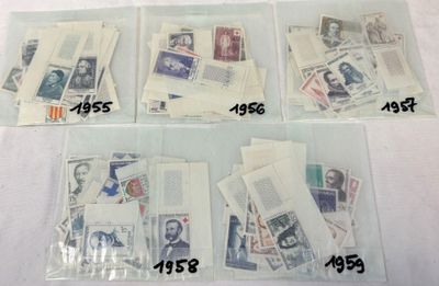 de nombreux timbres de toutes sortes dans un sachet en plastique