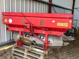 une image représentant une grande machine rouge à l'intérieur d'un bâtiment