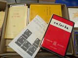 Des cartons remplis de livres sont empilés les uns sur les autres sur une table