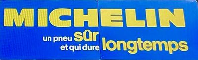enseigne « Michelin » en français sur la façade d'un immeuble