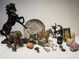 un grand nombre d'objets posés sur une table