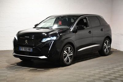 la voiture noire est garée dans le garage sur le sol en damier