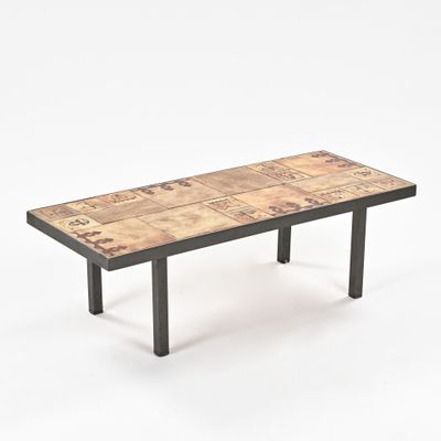 une photo d'une table basse en bois et en métal