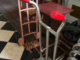 un diable sur lequel sont posés une chaise et une table
