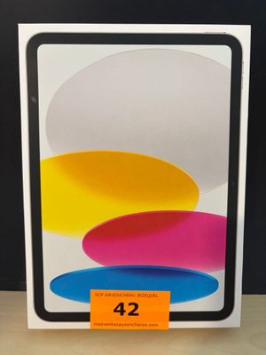 Un iPad 12 d'Apple est posé sur une table, avec une étiquette de prix