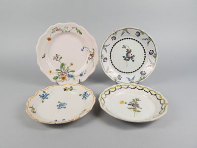 trois petites assiettes ornées de motifs floraux, posées sur une table
