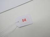 une étiquette blanche sur laquelle figure un numéro rouge et orange