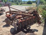 un tracteur équipé d'une charrue, dans la terre