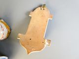 un skateboard en bois accroché au mur à côté d'une brosse à dents et d'un tube de dentifrice