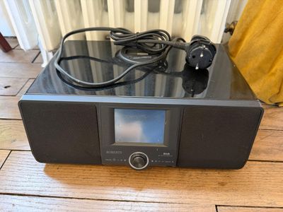 une radio posée sur une table en bois