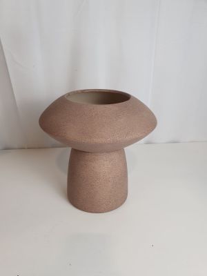 un petit vase posé sur une table