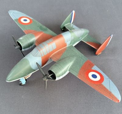 un avion jouet posé sur une table