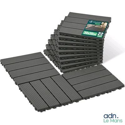 une pile de dalles de terrasse en plastique noir sur fond blanc