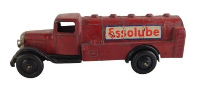 un petit camion rouge sur lequel est accrochée une pancarte