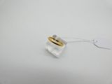 gros plan d'une bague sur une surface blanche avec une étiquette de prix