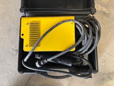 une boîte jaune et noire remplie de fils et encore de fils