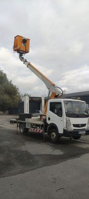 un camion blanc avec une grue à l'arrière