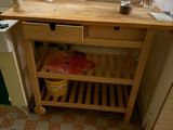 une cuisine équipée d'un évier et d'un plan de travail en bois