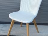 chaise de salle à manger en osier blanc avec des pieds en bois