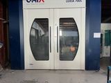 deux grandes portes ouvertes dans un bâtiment