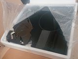 une boîte avec un ordinateur à l'intérieur sur le sol