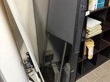 un réfrigérateur dont la porte est ouverte dans une pièce